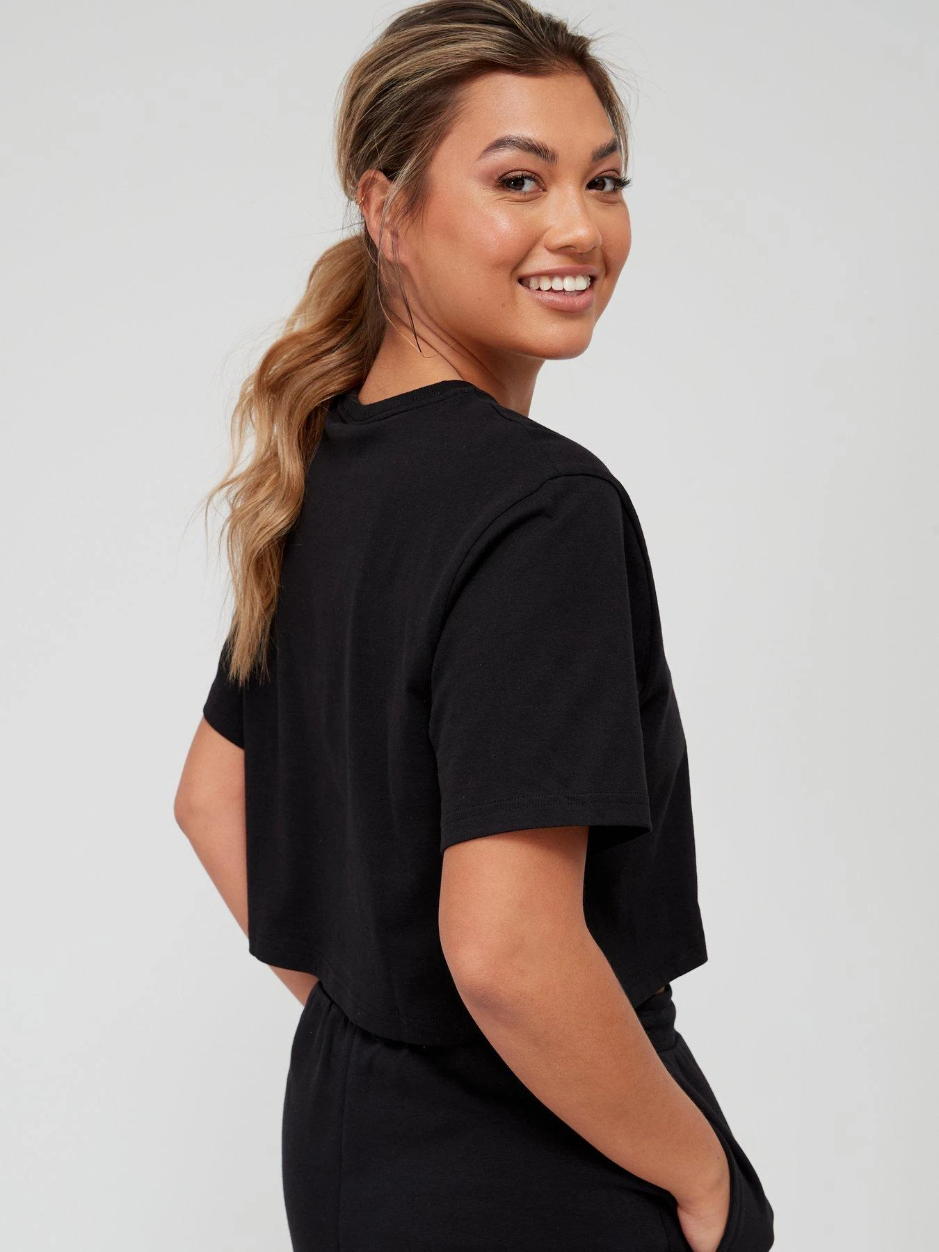 Ellesse Beneventi Cropped T-Shirt - Black 4 Ellesse Beneventi Cropped T-Shirt - Black - Image 2